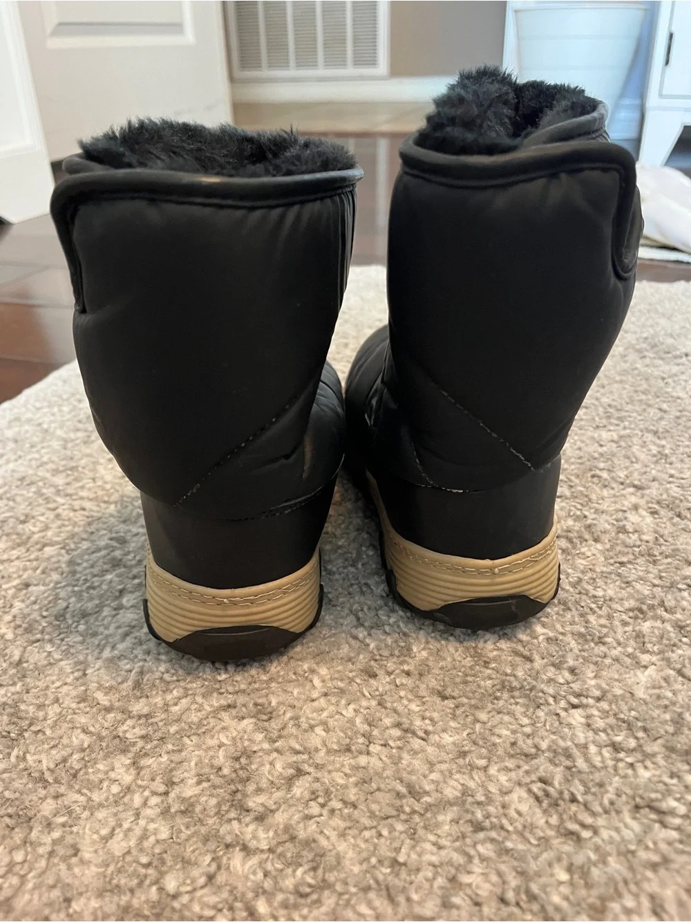 Khombu Black Kids Snow Boots with Faux-Fur Lining